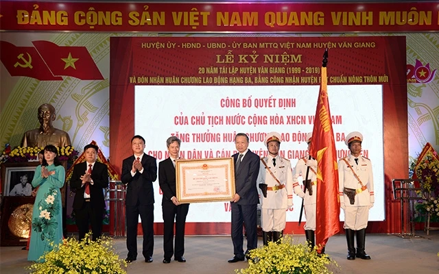 Văn Giang đón Bằng công nhận huyện đạt chuẩn nông thôn mới và Huân chương Lao động hạng Ba