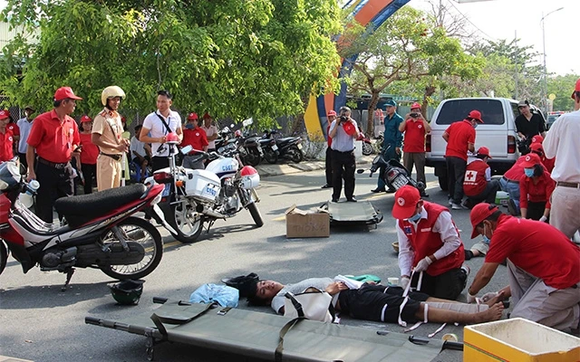 Các tình nguyện viên sơ cấp cứu cho người bị nạn tại thao diễn