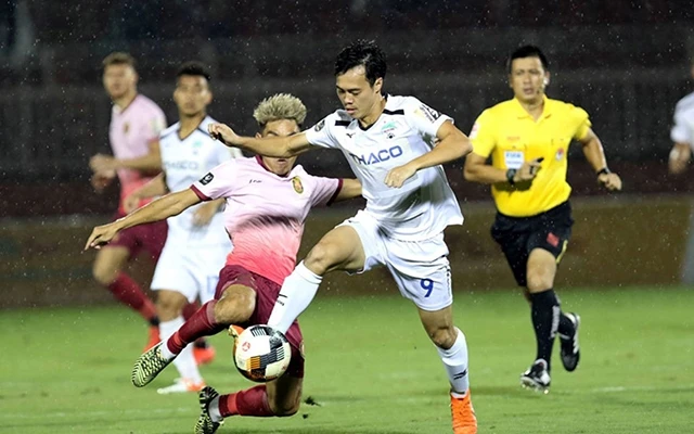 Văn Toàn (áo trắng) không thể giúp HAGL tìm được chiến thắng trước Sài Gòn FC trên sân Thống Nhất.Ảnh: KHẢ HÒA