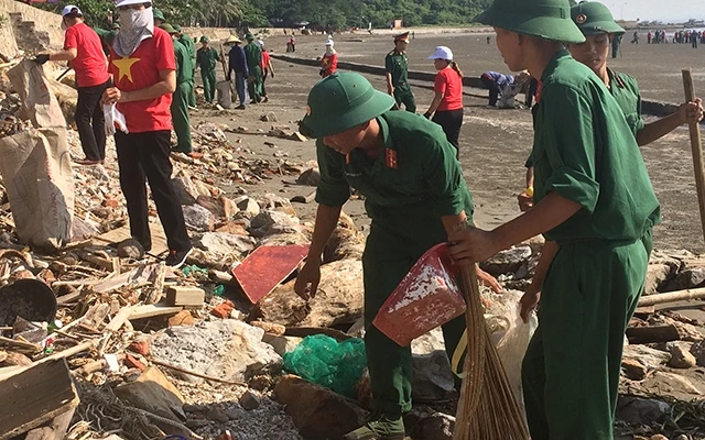 Bộ đội và người dân tham gia nhặt rác thải, rác thải nhựa tại bãi biển Đồ Sơn (TP Hải Phòng) hưởng ứng Chiến dịch “Làm cho thế giới sạch hơn năm 2019”.