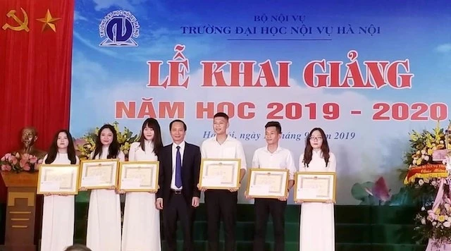 Khen thưởng sinh viên đạt thành tích cao trong học tập tại Trường đại học Nội vụ Hà Nội trong lễ khai giảng năm học mới
