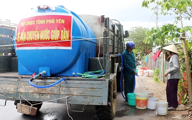 Bộ Chỉ huy quân sự tỉnh Phú Yên chở nước sinh hoạt cấp miễn phí cho người dân xã An Cư, huyện Tuy An, tỉnh Phú Yên. Ảnh: PHẠM CƯỜNG