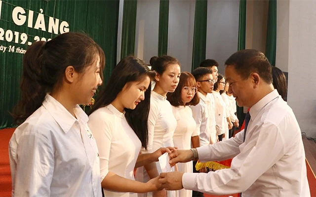 GS. TS Phạm Hồng Quang tặng 20 suất học bổng cho tân sinh viên