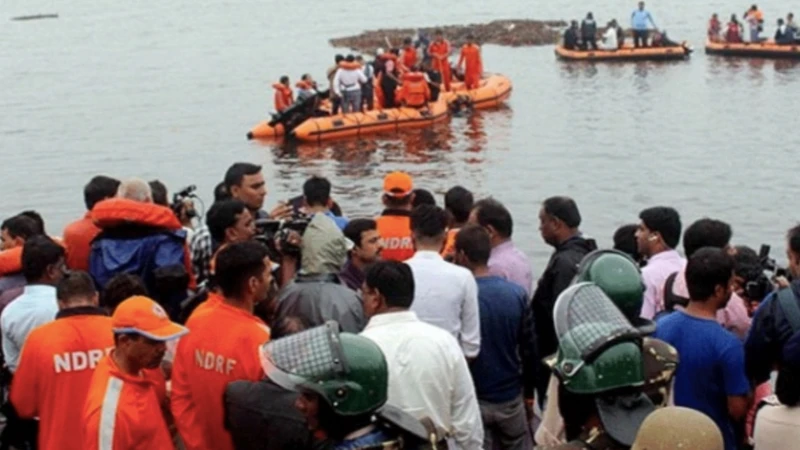 Lực lượng cứu hộ đang tìm kiếm những người mất tích trên sông Godavari (Ảnh: thefirstindia)