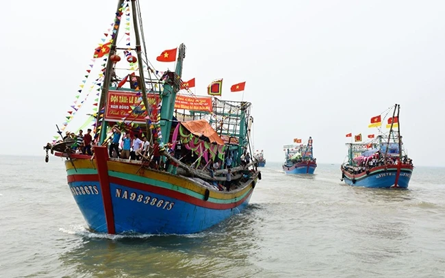 Tàu cá đánh bắt xa bờ của ngư dân Nghệ An ra khơi. Ảnh: THANH YÊN