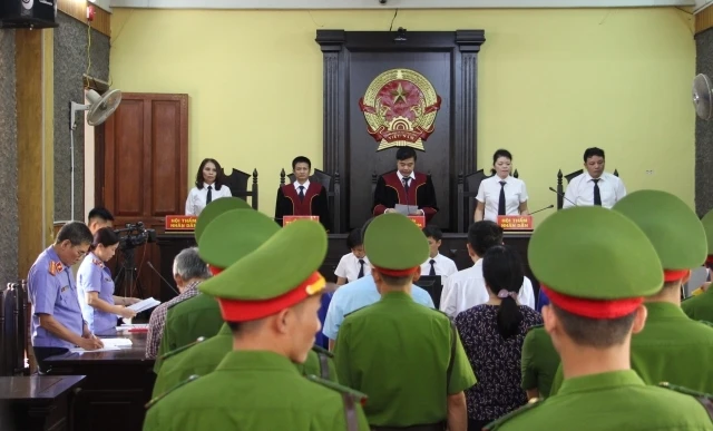 Phiên tòa xét xử sơ thẩm vụ án gian lận thi cử tại tỉnh Sơn La.