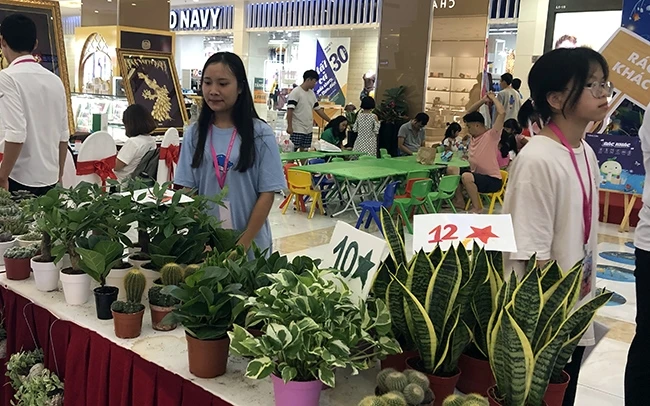 Đổi giấy lấy cây tại Trung tâm thương mại Vincom Nguyễn Chí Thanh (Hà Nội).