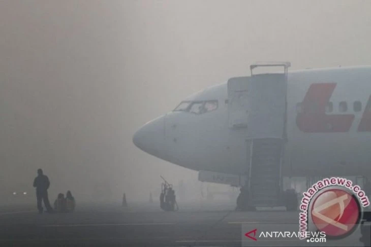 Khói mù dày đặc cản trở các chuyến bay đến và đi ở sân bay Tjilik Riwut, thành phố Palangka Raya (Ảnh: Antara)