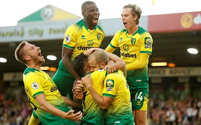 Các cầu thủ Norwich mừng trận thắng vang dội trước Man City.