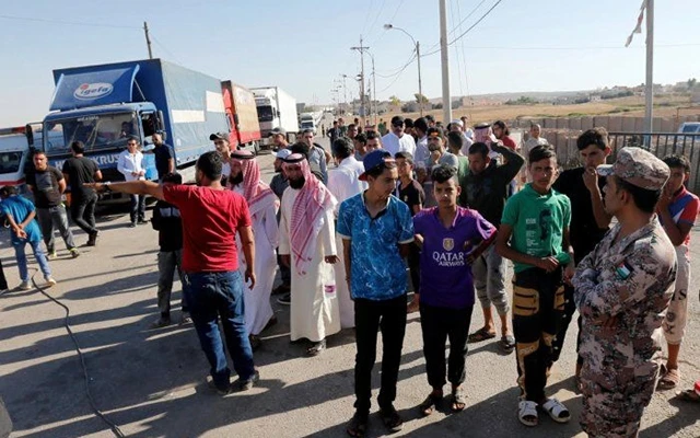 Người dân Syria đợi hàng cứu trợ tại biên giới với Jordania Ảnh REUTERS