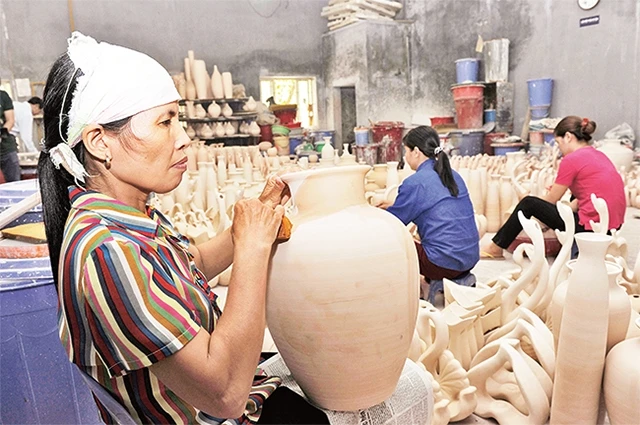 Sản xuất bình gốm tại làng gốm Bát Tràng (Gia Lâm). Ảnh: ÐĂNG ANH