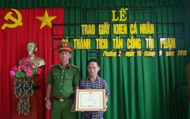 Công an TP Sa Đéc trao giấy khen của UBND thành phố cho anh Võ Quốc Việt.
