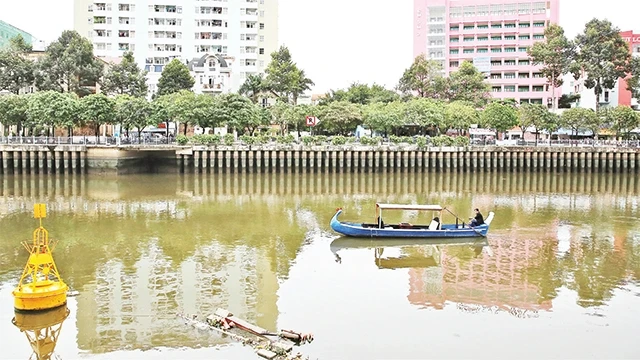 Hai bên bờ kênh Nhiêu Lộc - Thị Nghè được thành phố cải tạo, chỉnh trang đã tạo bộ mặt đô thị khang trang và hiện đại.