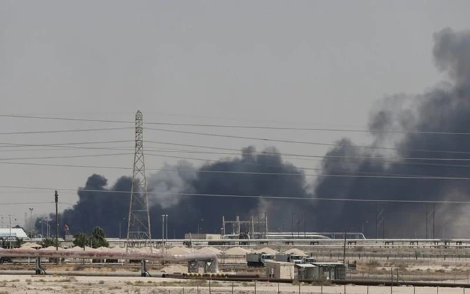 Khói bốc lên từ nhà máy của Tập đoàn Aramco tại TP Abqaiq, ngày 14-9. (Ảnh: Reuters)