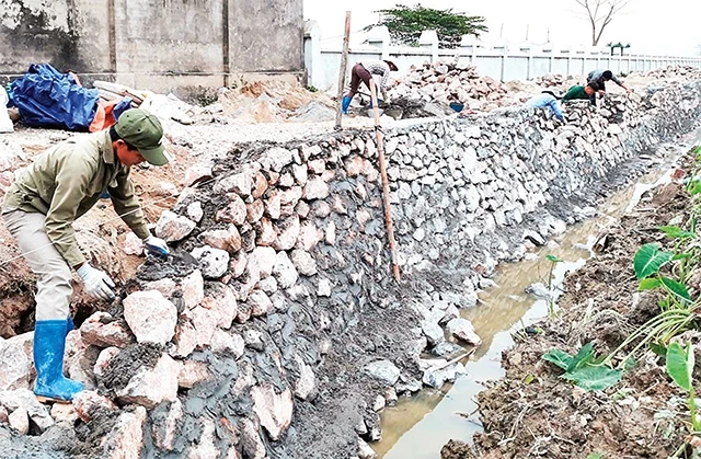 Xây dựng đường giao thông nội đồng ở xã Bích Hòa, huyện Thanh Oai (Hà Nội). Ảnh: MINH PHÚ