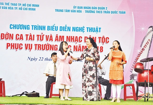 Chương trình Ðưa âm nhạc quê hương vào trường học do Trung tâm văn hóa thành phố tổ chức thực hiện tại Trường THCS Trần Quốc Toản, quận 2.