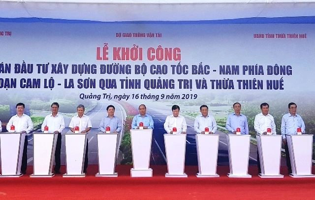 Thủ tướng Nguyễn Xuân Phúc cùng các lãnh đạo bấm nút phát lệnh khởi công dự án cao tốc Cam Lộ - La Sơn.