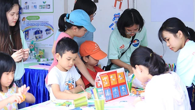 Các em nhỏ hào hứng tham gia hoạt động trong Ngày hội Mottainai. Ảnh: Báo Phụ nữ Việt Nam