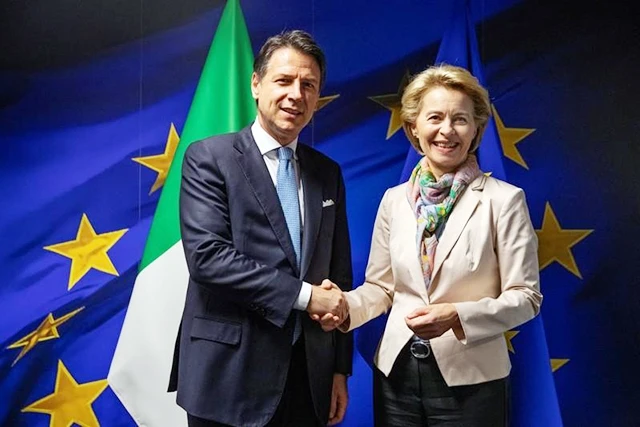 Thủ tướng Italy G.Conte (bên trái) gặp lãnh đạo EC tại Brussels, Bỉ. Ảnh REUTERS