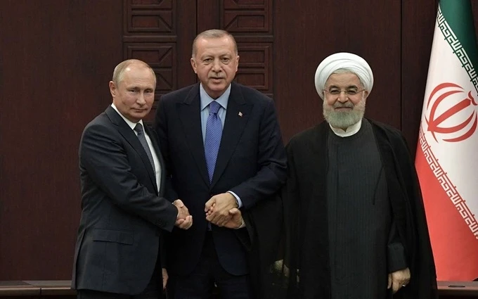 Tổng thống Nga Putin cùng người đồng cấp Thổ Nhĩ Kỳ Erdogan và Rouhani (từ trái sang) trong cuộc họp báo chung tại Ankara, ngày 16-9. (Ảnh: TASS)