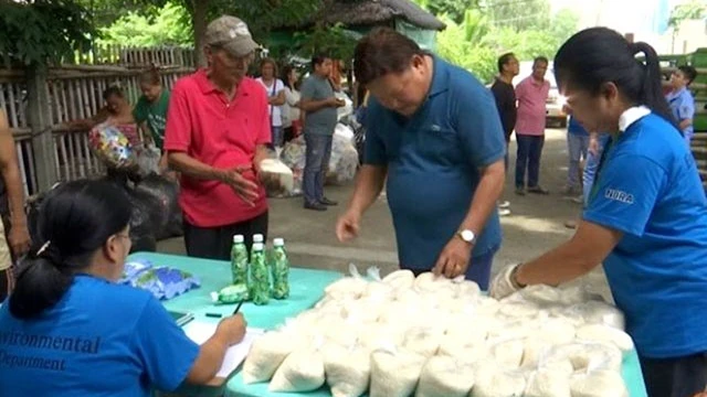Một điểm đổi rác thải nhựa lấy gạo ở ngoại ô Manila. Ảnh: UNTV