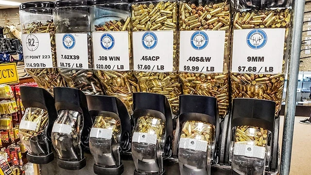 Việc bán đạn công khai đã bị cấm tại chuỗi cửa hàng Walmart ở Mỹ. Ảnh: SCIOTOPOST