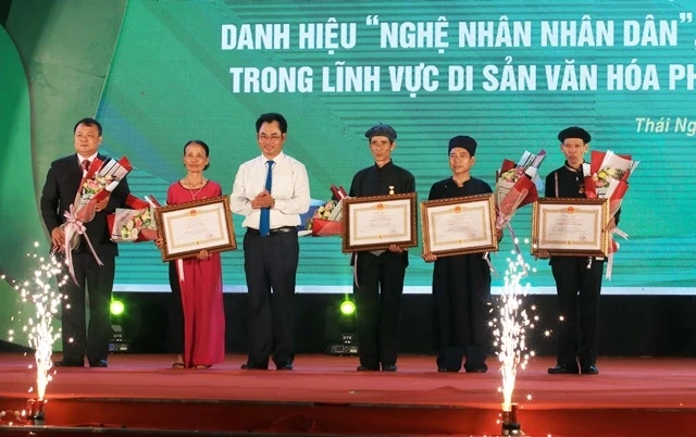 Phó Chủ tịch UBND tỉnh Thái Nguyên trao danh hiệu Nghệ nhân Nhân dân và Nghệ nhân Ưu tú cho các cá nhân.