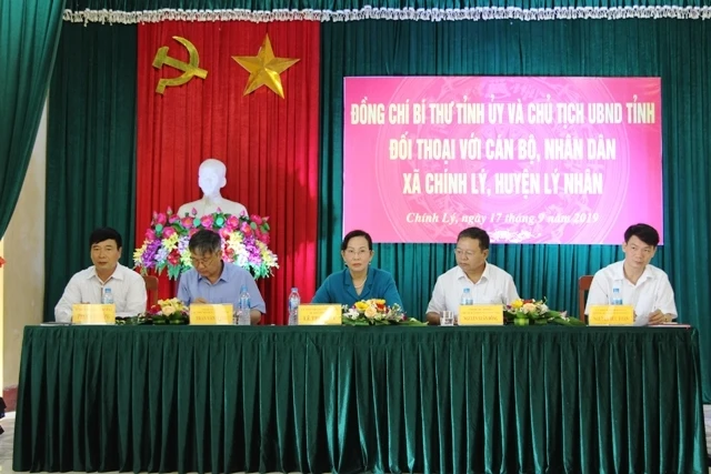 Bí thư Tỉnh ủy và lãnh đạo tỉnh Hà Nam đối thoại với nhân dân xã Chính Lý.