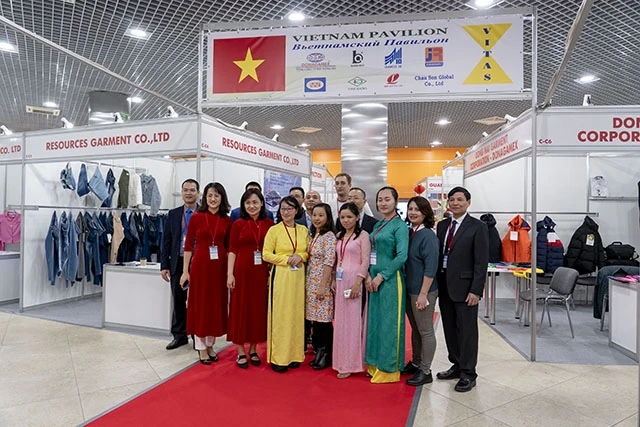 Các doanh nghiệp Việt Nam tại khu trưng bày của đoàn tại hội chợ.