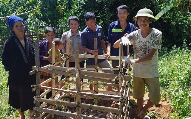 Cán bộ Trạm Khuyến nông - Khuyến ngư huyện Tủa Chùa hướng dẫn người dân kỹ thuật trồng và bảo vệ cây.