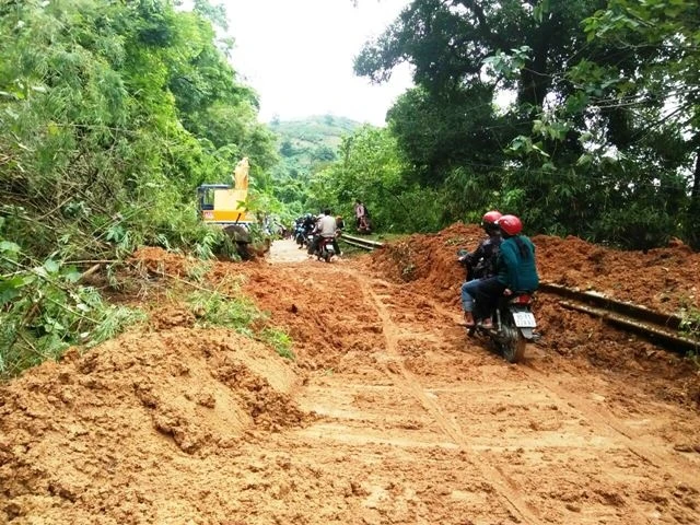 Tỉnh Ninh Thuận đã huy động xe cơ giới hót dọn hàng trăm khối đất, đá, bùn sạt lở làm tắc nghẽn đường để người dân đi lại.
