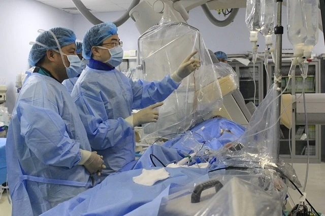 GS Chen Ming Long thực hiện thủ thuật và chuyển giao kỹ thuật cho các bác sĩ Bệnh viện E.