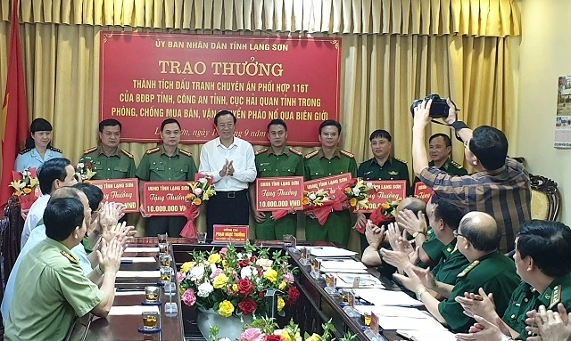 Chủ tịch UBND tỉnh Lạng Sơn tặng thưởng cho các đơn vị các thành tích phá án.