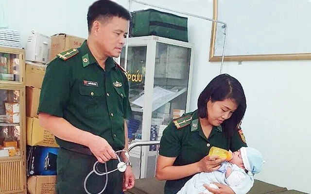 Cán bộ, chiến sĩ Ðồn Biên phòng Cửa khẩu Chi Ma (Lạng Sơn) chăm sóc trẻ sơ sinh vừa được giải cứu khỏi các đối tượng mua bán người qua biên giới. Ảnh: DUY CHIẾN