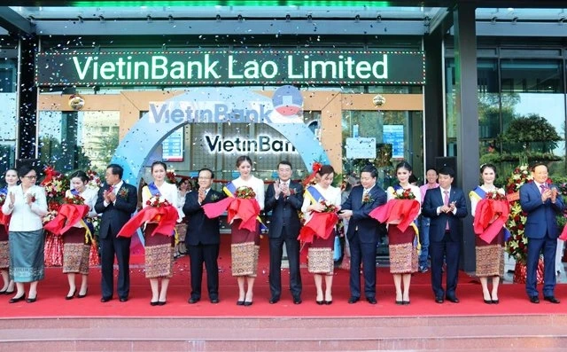 Các đại biểu tham dự Lễ cắt băng khánh thành tòa nhà trụ sở chính VietinBank tại Lào.
