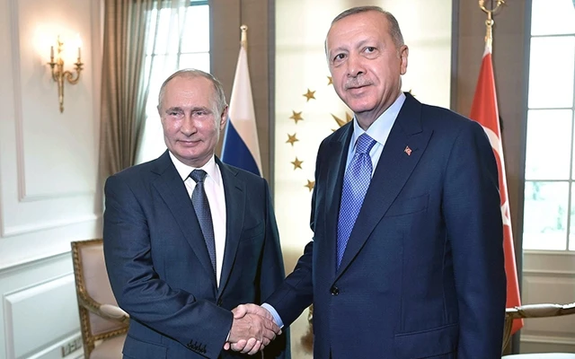 Tổng thống Nga V.Putin (bên trái) gặp Tổng thống Thổ Nhĩ Kỳ T.Erdogan tại thủ đô Ankara. Ảnh TASS