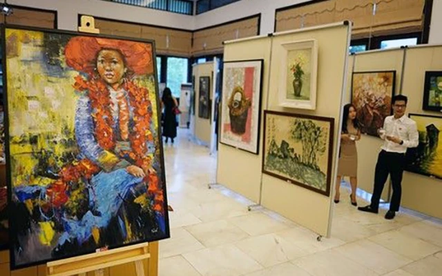 Các tác phẩm trưng bày tại chương trình hòa nhạc đấu giá tranh gây quỹ trồng rừng Việt Nam.