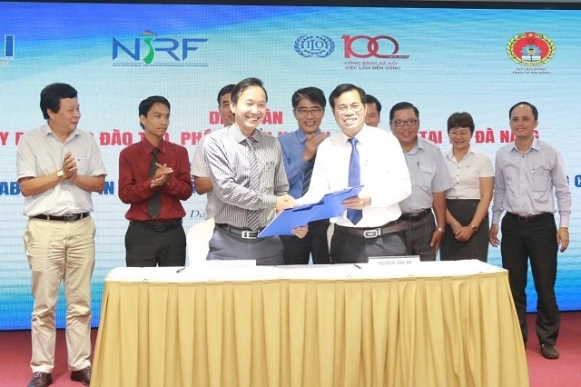 Đai diện Sở Lao động - Thương binh và Xã hội TP Đà Nẵng ký kết thoả thuận hợp tác với Phòng Thương mại và Công nghiệp Việt Nam (VCCI).