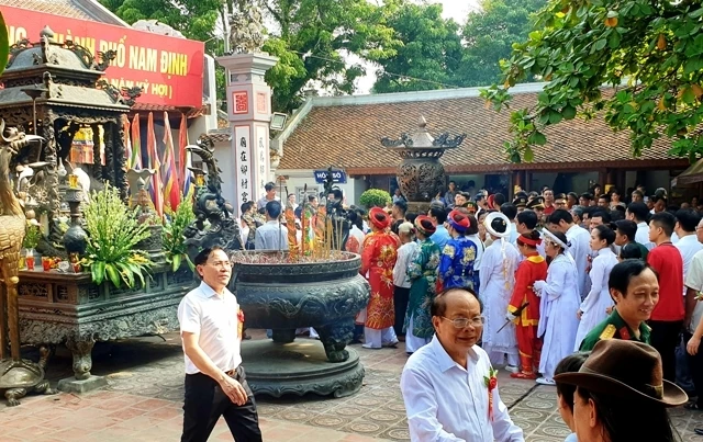 Đông đảo nhân dân Nam Định và du khách khắp nơi đã đến dâng hương tại đền chính.