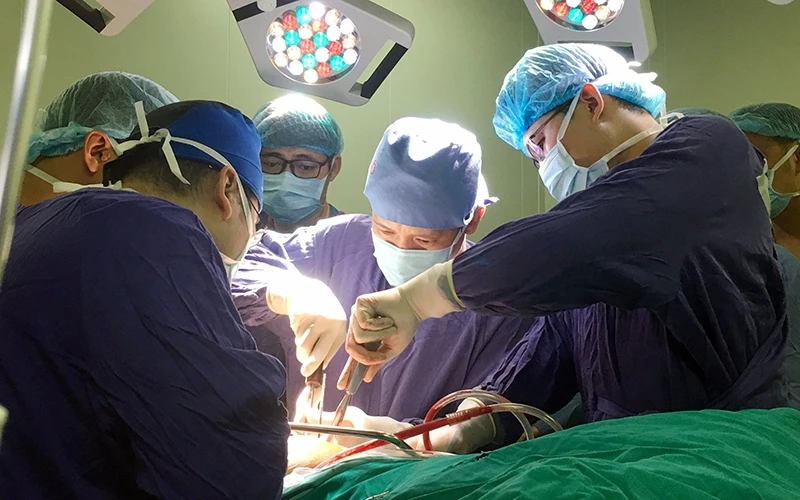 Những năm qua, Bệnh viện Hữu nghị Việt Ðức luôn thực hiện nhiều biện pháp để bảo đảm an toàn cho người bệnh ở mức cao nhất. Trong ảnh: Một ca phẫu thuật tại Khoa Phẫu thuật chi trên và y học thể thao.