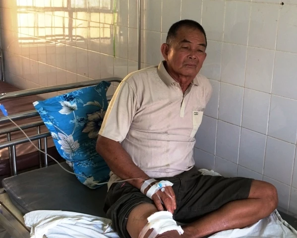 Ông Nguyễn Văn Thấy đang điều trị tại Trung tâm y tế thị xã Bình Long.