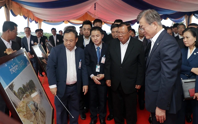 Lãnh đạo Hàn Quốc và Lào thăm dự án chung của hai nước ở thủ đô Viêng Chăn (Lào). Ảnh Korea.net