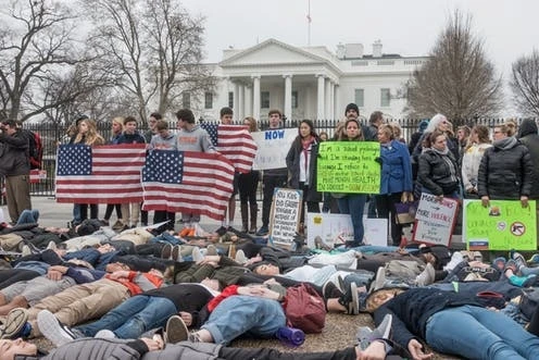 Những người biểu tình phản đối bạo lực súng đạn bên ngoài Nhà Trắng ngày 19-2-2018 (Ảnh; Shutterstock)