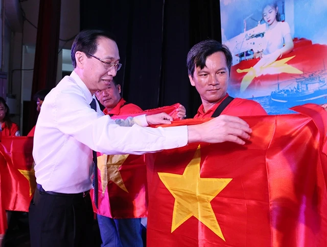 Phó Chủ tịch UBND TP Hồ Chí Minh Lê Thanh Liêm tham dự Lễ ký kết đồng hành và trao cờ cho ngư dân huyện đảo Cần Giờ - TP Hồ Chí Minh.