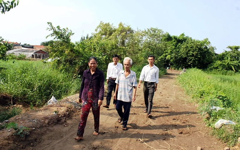 Người dân cùng cán bộ MTTQ, đoàn thể tham gia giám sát tuyến đường đang xây dựng tại ấp Bến Vựa (xã Vĩnh Hòa, huyện Ba Tri).