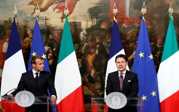 Ông Conte (bên phải) và ông Macron phát biểu trước giới truyền thông tại Rome, ngày 18-9. (Ảnh: Reuters)