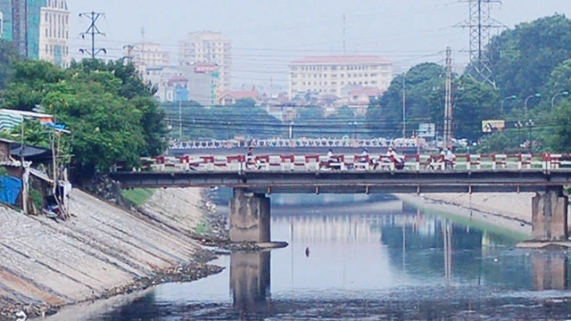 Hà Nội xây ba cầu dành cho người đi bộ qua sông Tô Lịch 