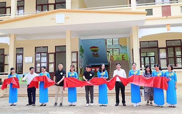 Đưa vào sử dụng tòa nhà lớp học tại Trường tiểu học xã Phú Vinh, huyện Tân Lạc (Ảnh: ChildFund Việt Nam).