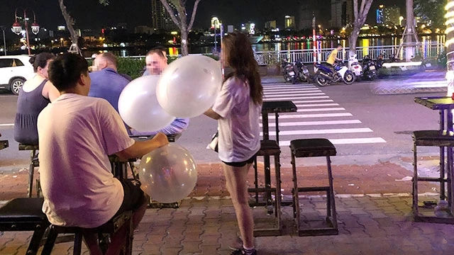 Những bạn trẻ say sưa với bóng cười là hình ảnh thường thấy tại các quán bar ở Đà Nẵng.