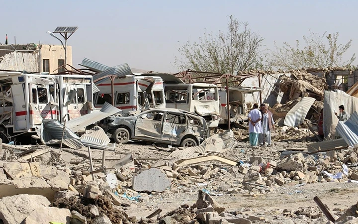 Hiện trường vụ đánh bom xe tại thành phố Qalat, thủ phủ tỉnh Zabul, Afghanistan. Ảnh TÂN HOA XÃ